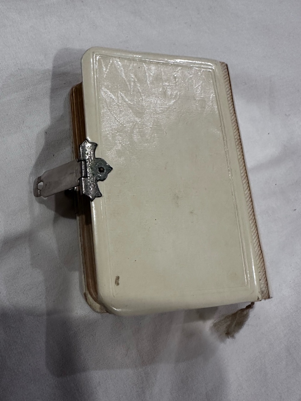 This is an antique embossed Key of Heaven Catholic prayer book published in 1905 - Picture 3 of 7